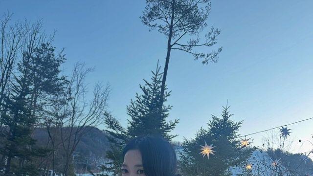 오윤아, 패딩 하나로 빛나는 스타일링... 레드로 완성된 겨울 여신룩