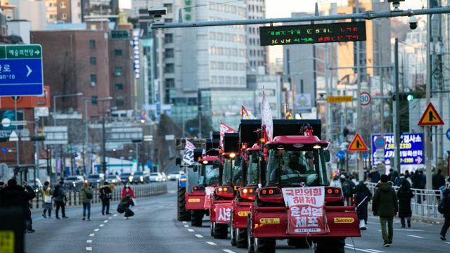 “길 열어라”…분노한 `트랙터 부대`, 엿새 만에 용산 찍고 귀향(종합)