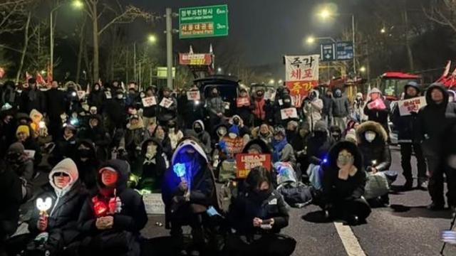 “죽으라는 거였다” 영하 한파에 남태령 밤새 지키며 저체온증 온 시민들 분노
