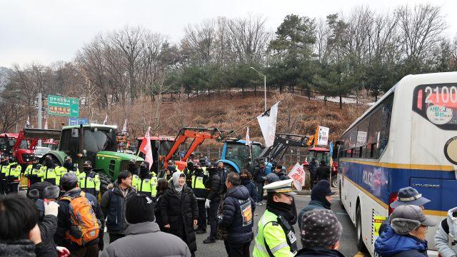 용산 가려던 '전봉준 투쟁단', 경찰에 발묶여 남태령서 밤새 대치