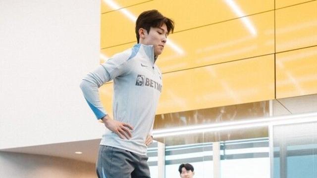 '토트넘 훈련 삼매경' 양민혁 향해 미소 짓는 손흥민 눈길