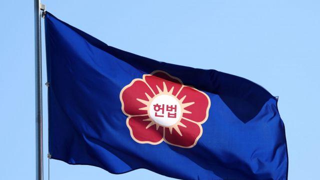 윤 대통령, 7일째 탄핵서류 수취 거부… 헌재, '송달 간주'로 볼까