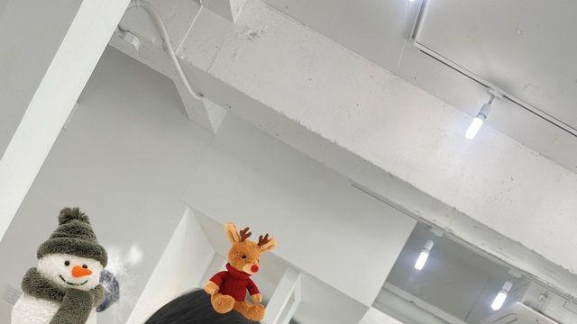 강아랑, 스트라이프 니트와 크리스마스 무드 케이스… 이보다 완벽한 겨울 코디는 없다