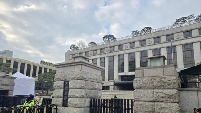 헌재, 尹 탄핵심판 서류 발송송달···“예정대로 27일 변론 진행”