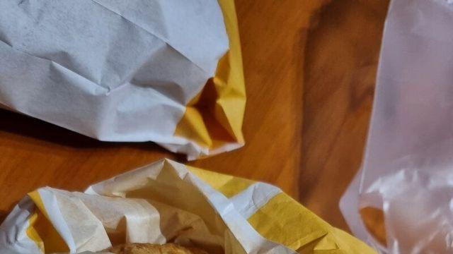 맘스터치 햄버거에서 휴지나옴.