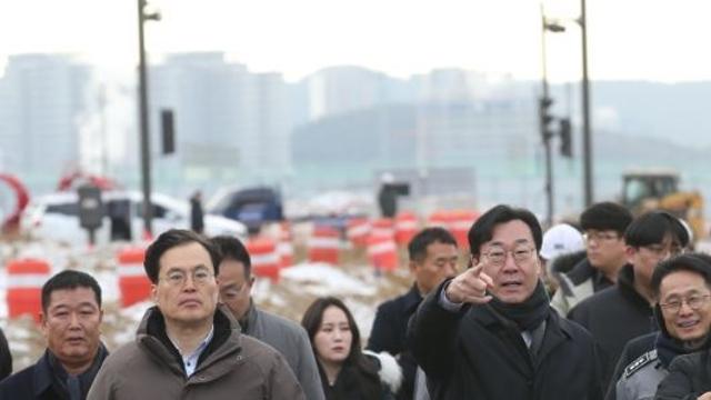 정명근 화성시장, 경부고속도로 상부연결도로 현장 점검... “교통과 여가, 일자리가 조화를 이루는 전세계 어디에도 없는 공간 만들 것”