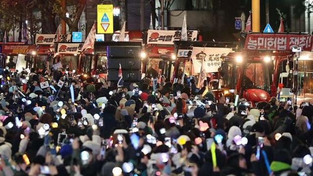 남태령 트랙터 농민 “코끝이 찡할 정도의 감동...20대 여성분들이 지켜줬다”