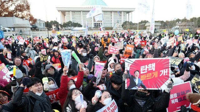 여자한테만 “돈 줘” “바지 벗겨줘”…집회 ‘지팡이男’, 정체 뭐길래