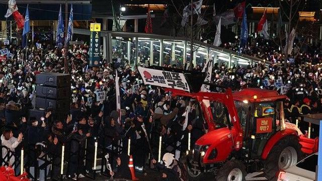 [이슈] 농민 트랙터, 28시간 대치 끝 남태령 넘었다.. 尹 관저 앞서 집회 성사