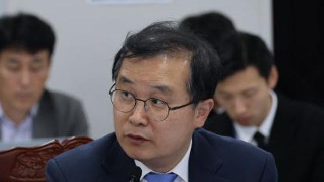 선관위, '현수막 문구 불허' 보류에…민주 