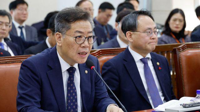 선관위, 이재명 비판 현수막 게시 불허 결정 보류…