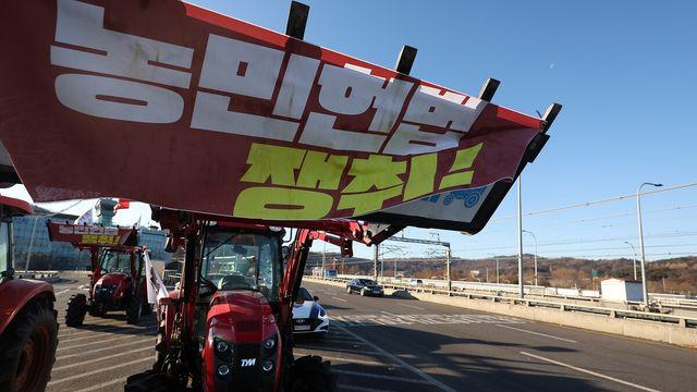 與윤상현, '트랙터 시위'에 