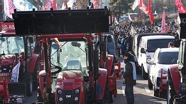 경찰, '남태령 트랙터 시위' 전농 간부 2명 출석 요구