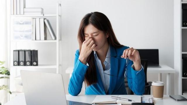 쌓이고 쌓여서 만성 피로 만든다…피로 유발하는 7가지 사소한 습관