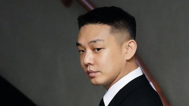푸른 수의 입은 유아인 