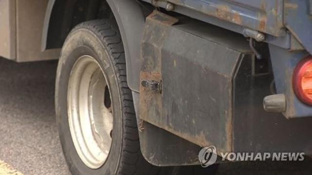 차량 밖에서 시동 걸던 공업사 사장 움직인 트럭에 치여 숨져