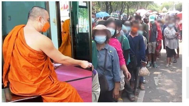 현금 나눔하는 스님….