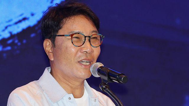 SM, 창립 30주년 콘서트에 이수만 초대… 참석 여부는 미정