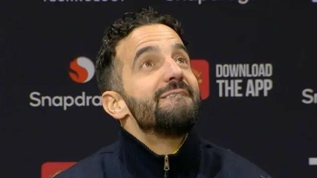 쥐가 들끓는다→천장서 물이 샌다…망신 퍼레이드→맨유 회견 끝내 중단