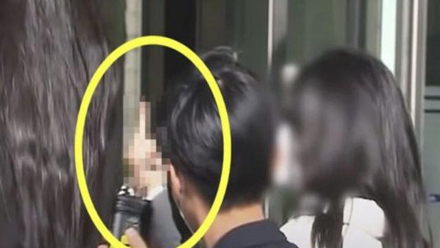 “기자들 무례해” ‘손가락 욕’ 날리던 쌍둥이 자매…유죄 확정