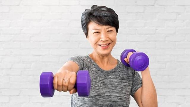 70세 이상 여성 3명 중 2명이 겪는다는 골다공증…뼈 건강 안 좋은데 운동해도 될까?