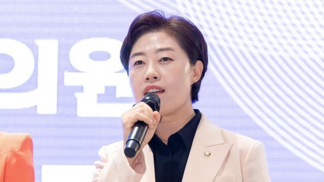 與, 성탄절 맞아 