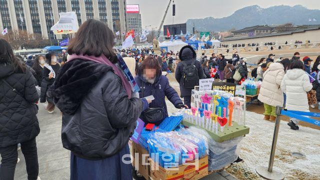 응원봉 팝니다…`집회 특수`에 노점상은 `정보 전쟁`[르포]