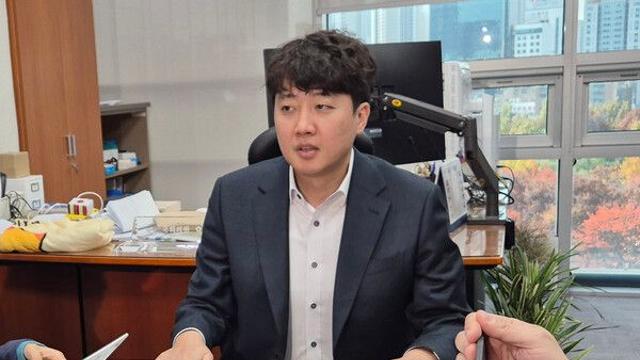 ‘대선 출마’ 시사한 이준석 “국민의힘과는 단일화 불가…尹, 염치 있으면 지금 하야해야”