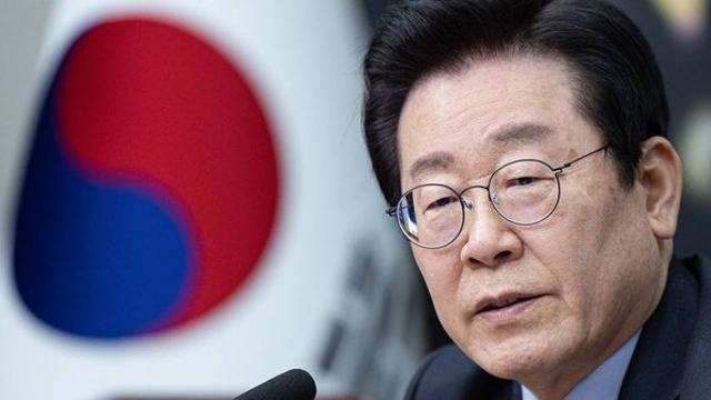이재명이 애타게 찾던 '맨몸으로 군용차 막은 시민' 등판...“영상에 나온 본인” (전문)