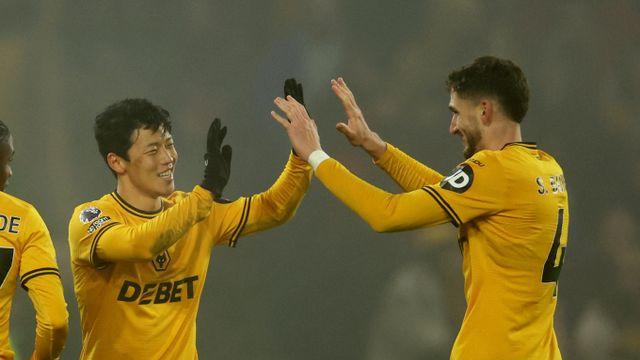 '드디어 시즌 첫 골' 황희찬… 울버햄튼, 맨유 잡고 강등권 탈출