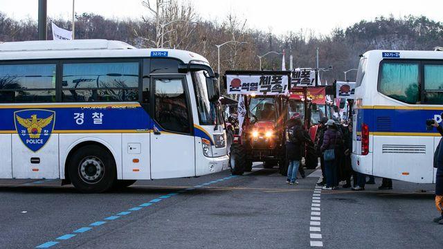 익명 경찰, 남태령 시위 ‘여성 비하’ 글 올려 논란...게시자 수사 착수