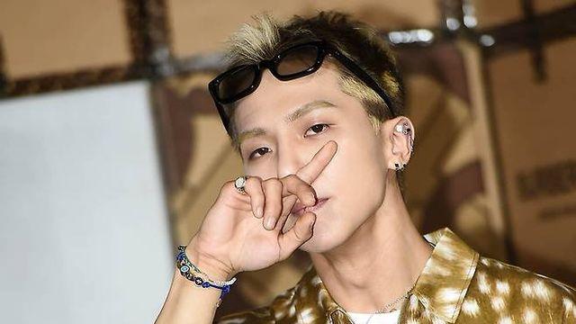 경찰, '부실 복무 논란' 송민호 근무지 압수수색