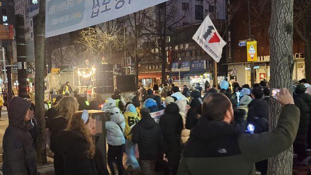 “집회도 축제 같아”…대규모 집회 속 외국인 관광객도 ‘관심’
