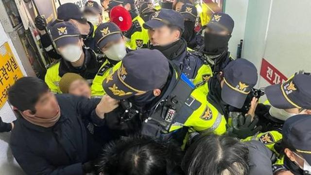 부산 시민 280여명, 박수영 의원실 몰려가 '윤석열 내란' 항의