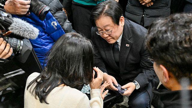 이재명 대표, 무안공항 전격 방문…무릎 꿇고 유가족 위로
