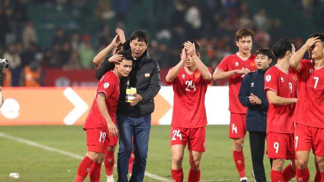‘김상식 매직 통했다’ 베트남축구, 미쓰비시컵 2회 연속 결승 진출…싱가포르에 3-1 승리