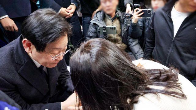 “대표님 제발 좀 도와주세요”…유족 손 꼭 잡은 이재명