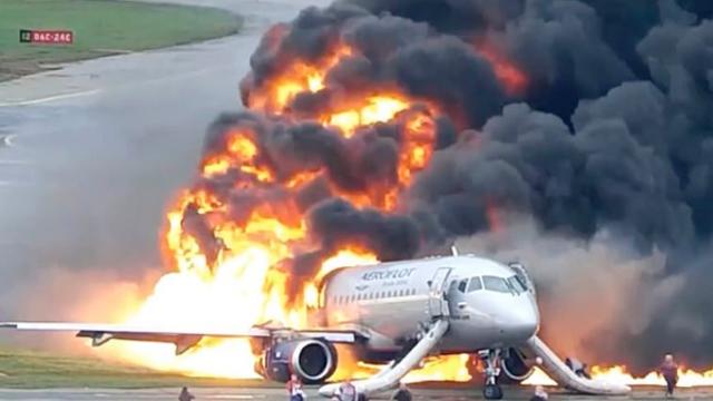 탑승객, 외부로 튕겨나가...