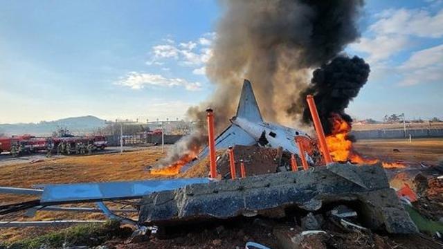 [3보] 무안공항서 181명 탑승한 제주항공 여객기 추락…사상자 다수