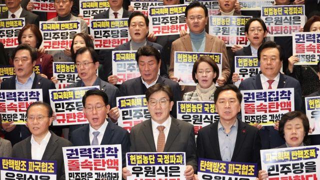 초유의 대행 탄핵에…여 “국정마비”, 야 “최상목, 재판관·특검 수용해야”