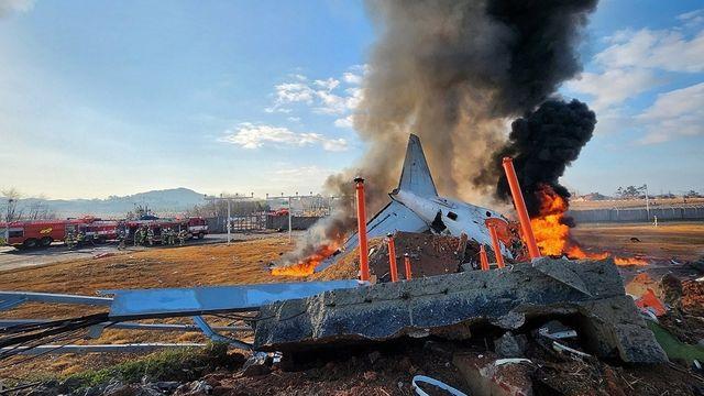 181명 태운 제주항공 여객기 추락...“조류 충돌로 인한 랜딩기어 불발 추정”