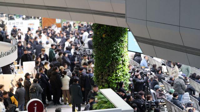 “신혼인 딸 부부가 비행기 탔는데”…통곡으로 가득 찬 무안공항[르포]