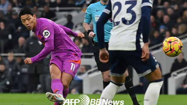 황희찬 시즌 2호골-손흥민 PK 실축...코리안더비 엇갈린 희비