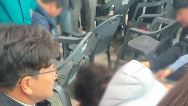 무안공항서 유가족 손 붙잡은 권성동 원내대표