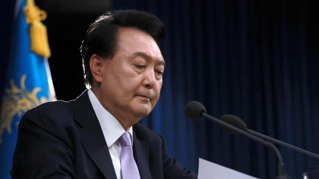 공수처, '출석불응' 尹 체포 영장 청구...현직 대통령 최초