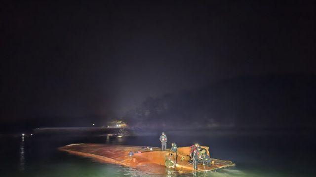 고파도 전복 선박 밤샘 수색…날 밝으면 해안가도 수색
