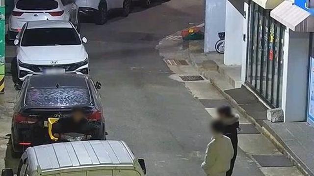 새벽 주택가 오토바이 훔치려고?…10대들, 구청 CCTV에 덜미
