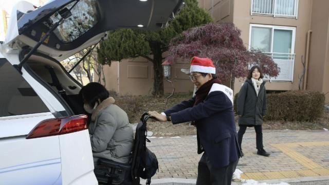 따뜻한 마음이 전해지는 크리스마스 이브, 산타로 나타난 의왕도시공사 노성화 사장의 특별한 선물