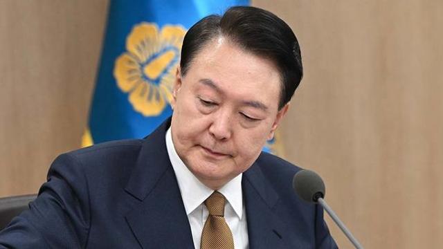 “현직 대통령인데 윤 대통령에게 수갑까지 채우는 것은...”