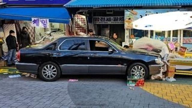 서울 목동 깨비시장서 70대 운전자 승용차 돌진…4명 중상·9명 경상